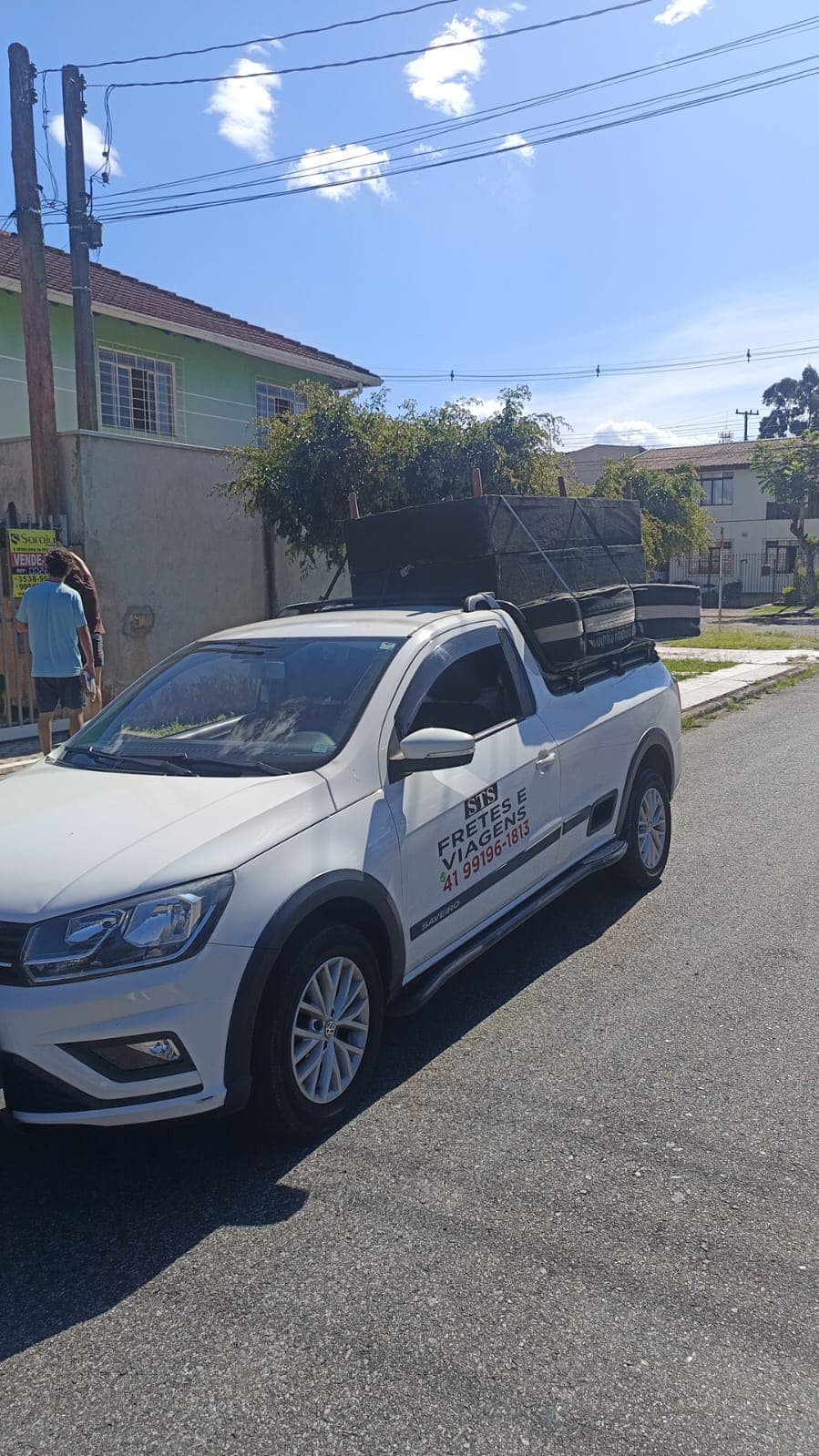 Caminhonete STS Fretes carregando móveis em Curitiba no Cajuru
