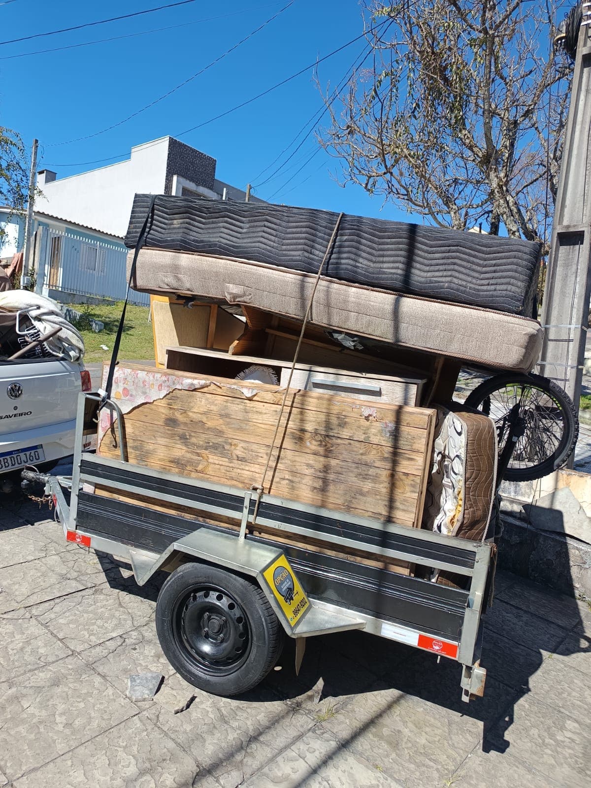 Carretinha com móveis para viagem em Curitiba — STS Fretes